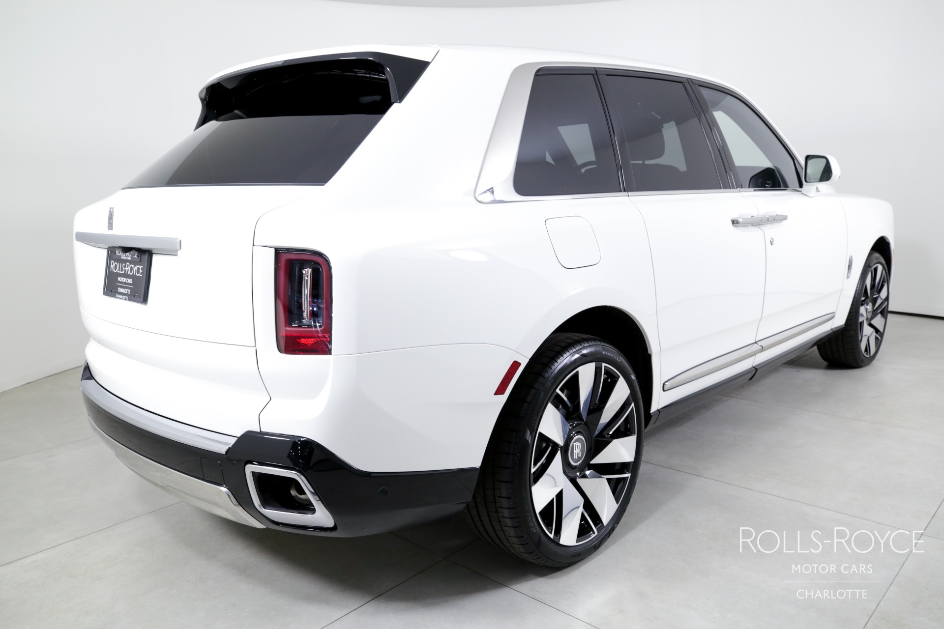 2025 Rolls Royce Cullinan photo 2