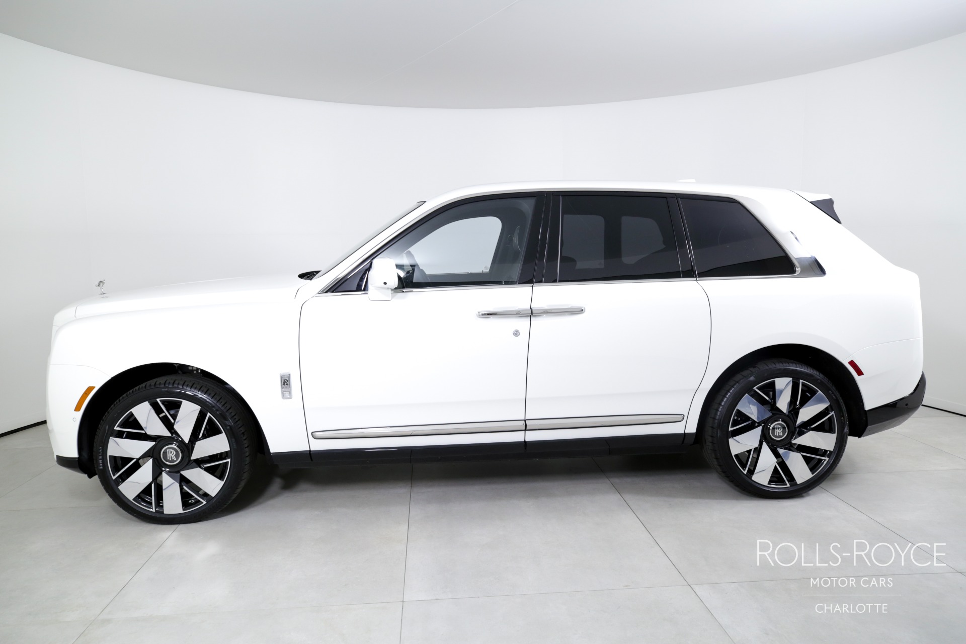 2025 Rolls Royce Cullinan photo 3