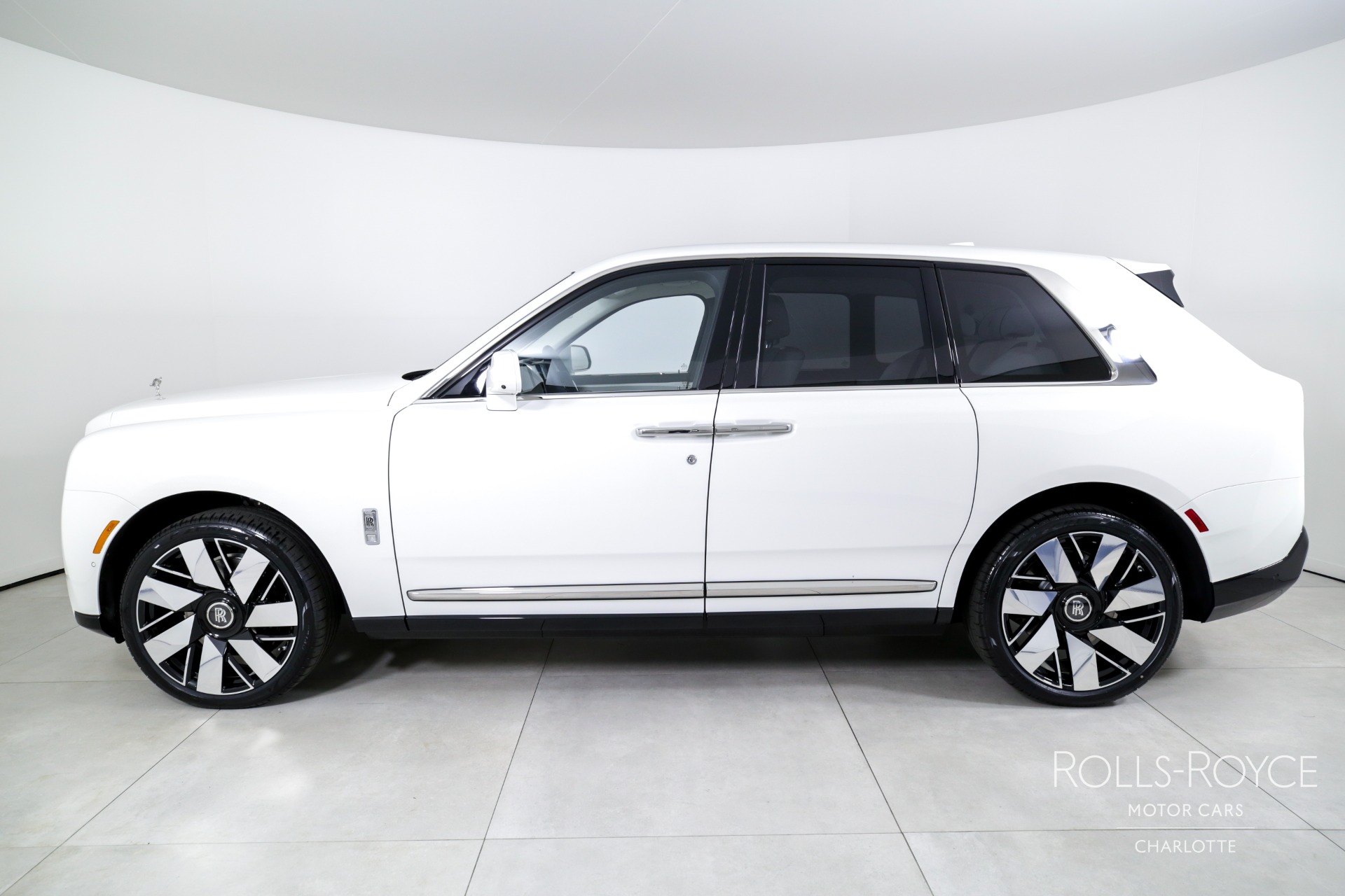 2025 Rolls Royce Cullinan RR photo 2