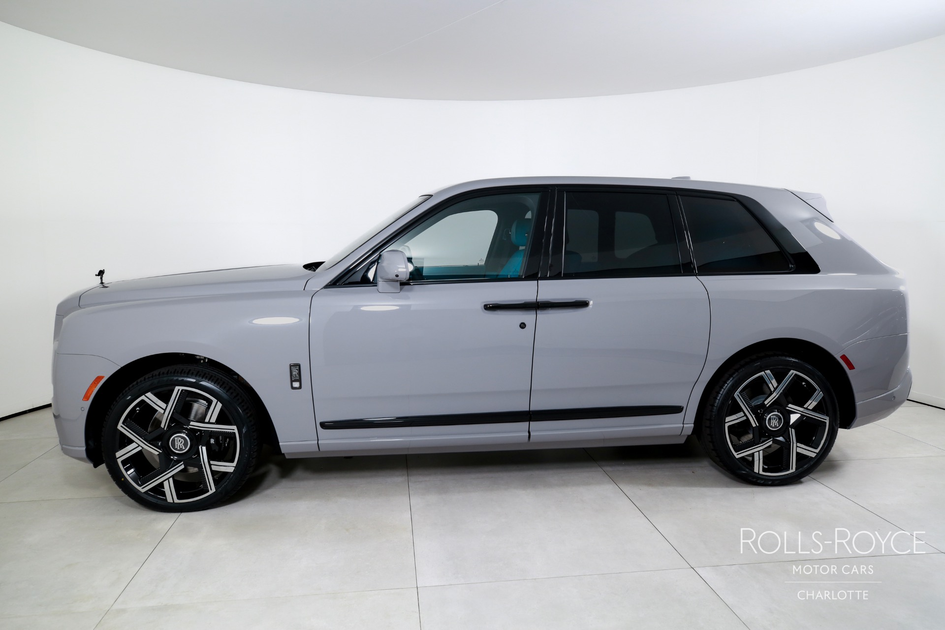 2025 Rolls Royce Cullinan Black Badge photo 3