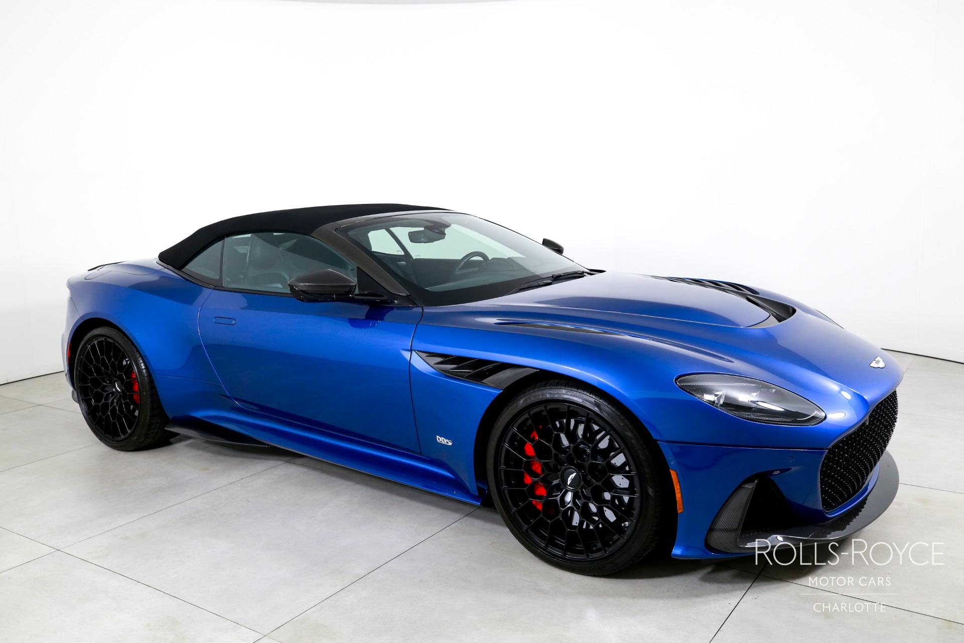 2023 Aston Martin DBS photo 3