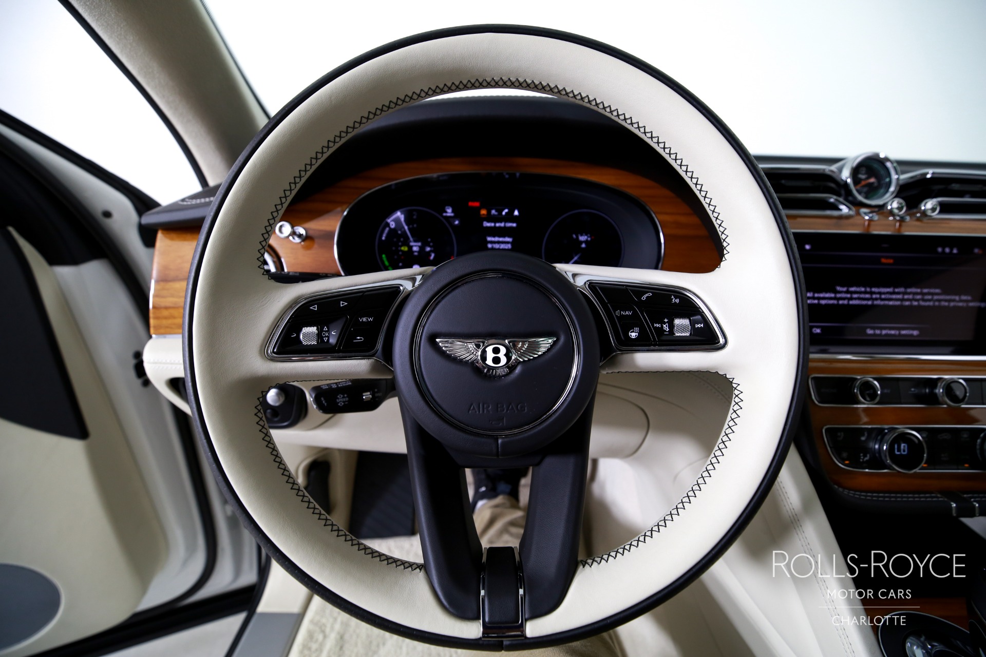 2023 Bentley Bentayga Hybrid Base photo 14