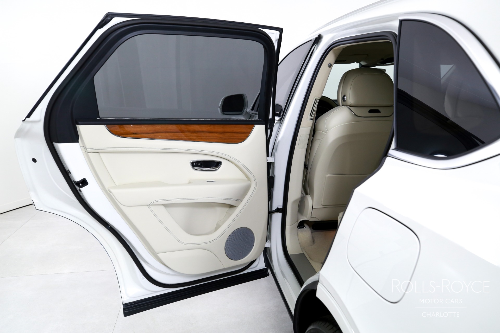 2023 Bentley Bentayga Hybrid Base photo 16