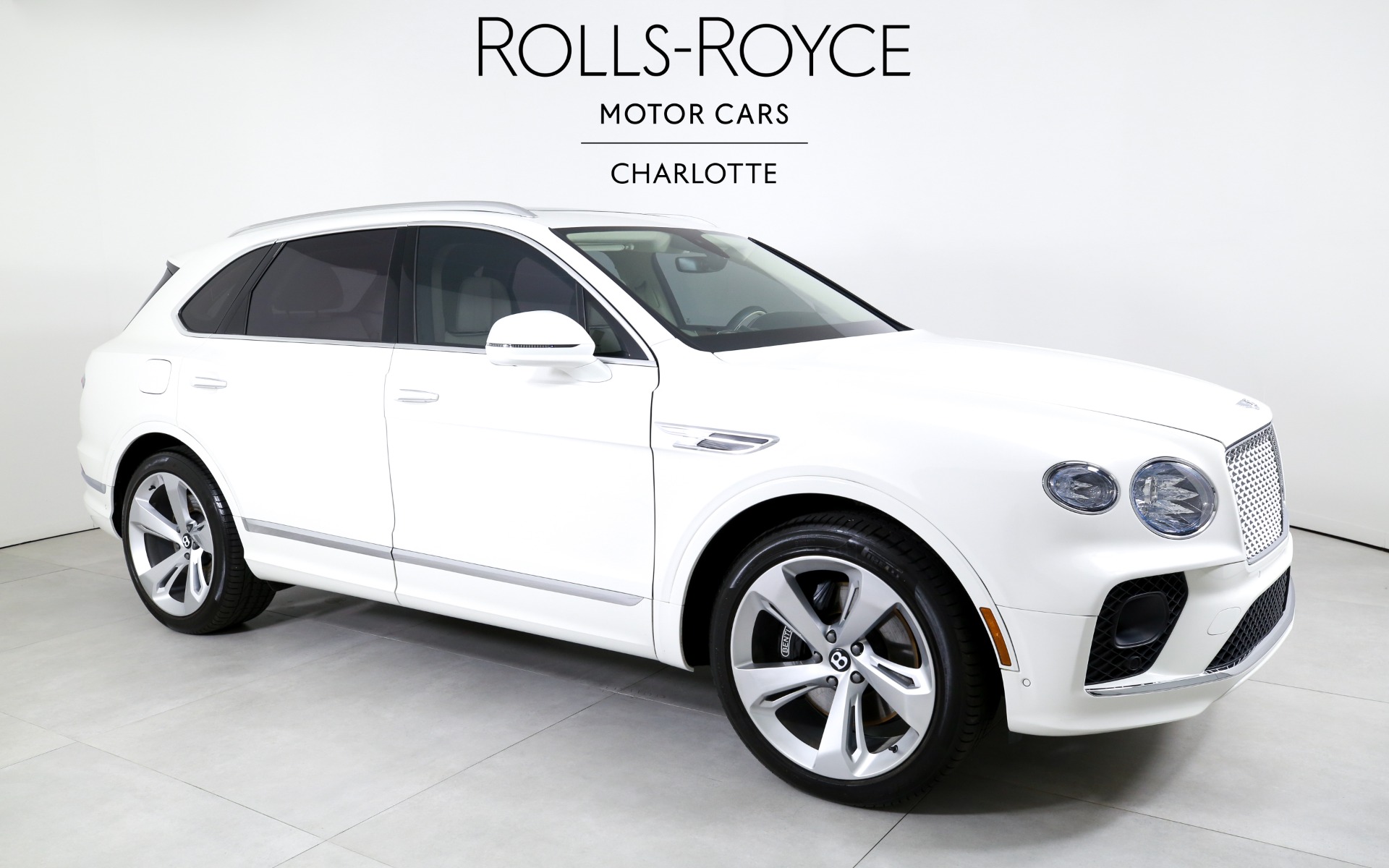 2023 Bentley Bentayga Hybrid Base photo 2