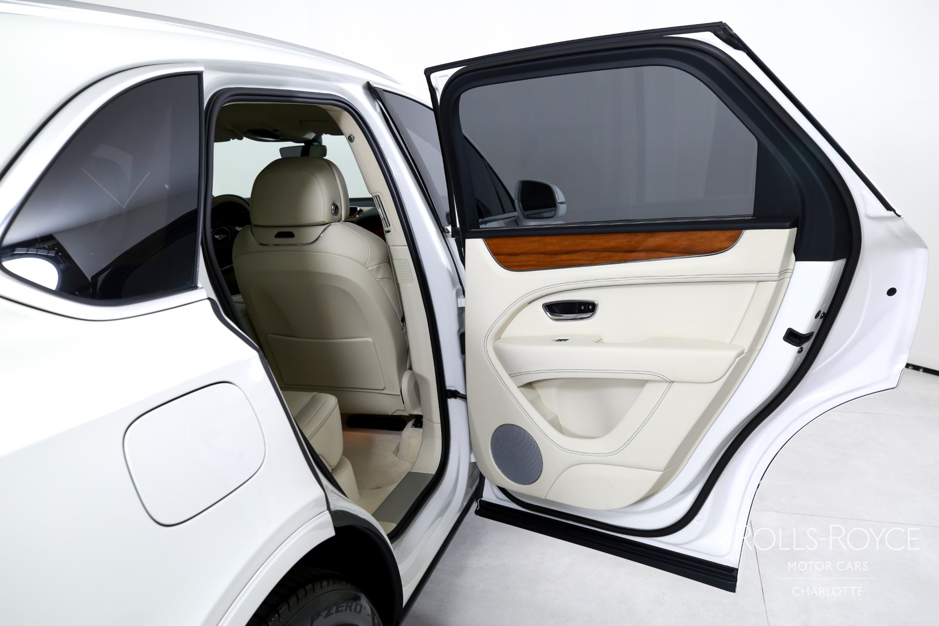 2023 Bentley Bentayga Hybrid Base photo 22