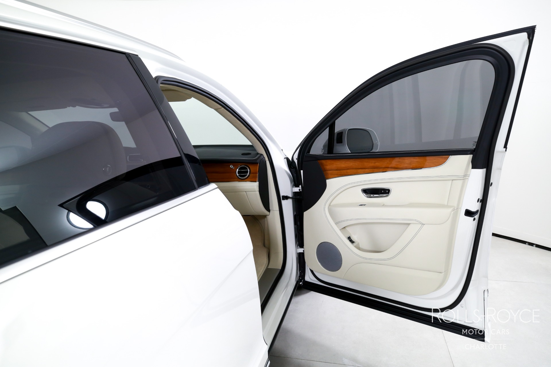 2023 Bentley Bentayga Hybrid Base photo 24