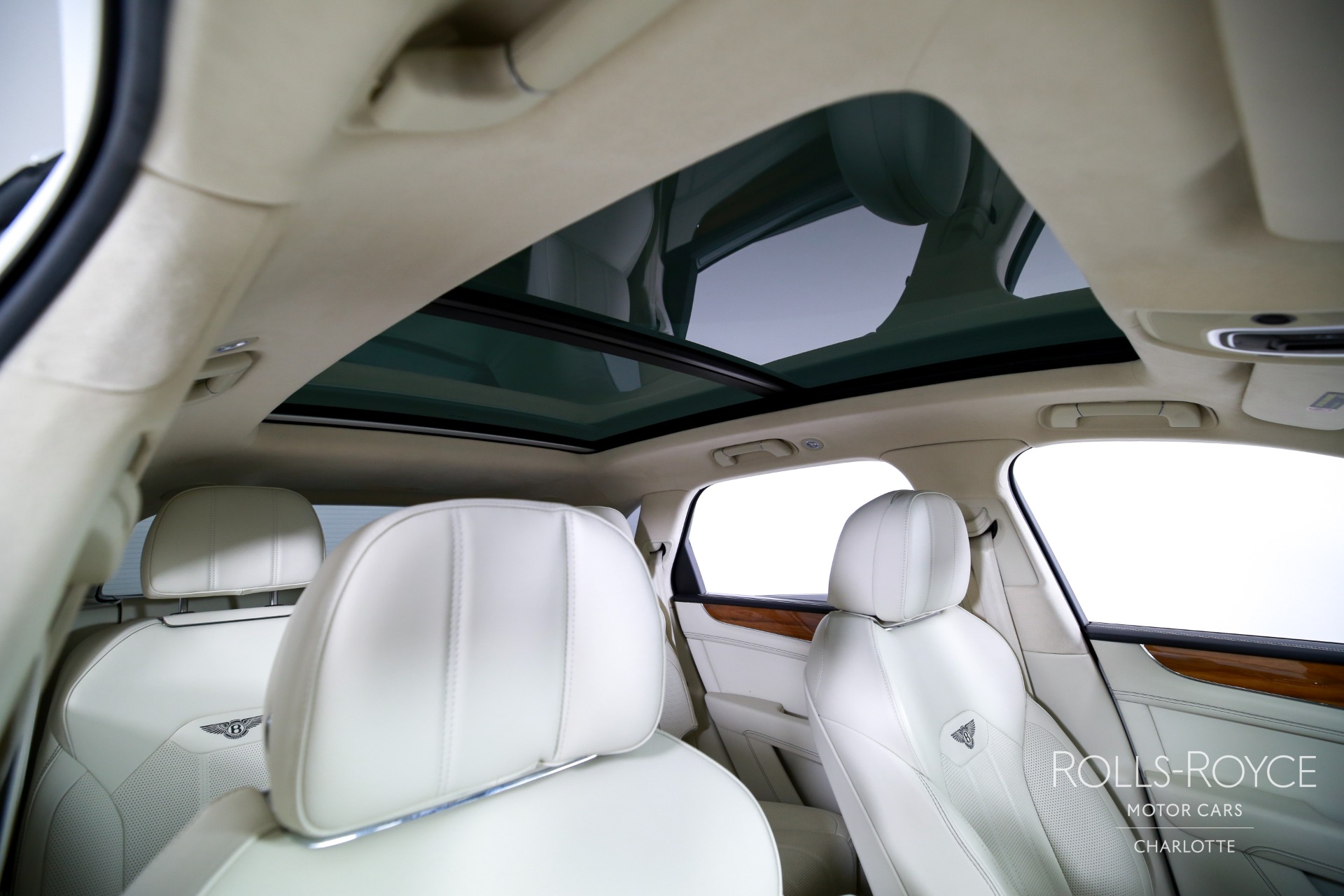 2023 Bentley Bentayga Hybrid Base photo 26