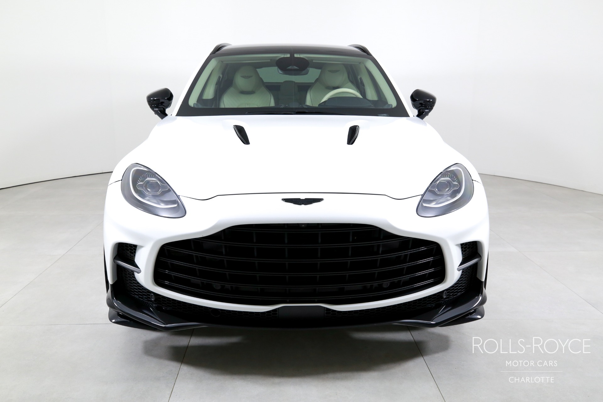 2025 Aston Martin DBX photo 4